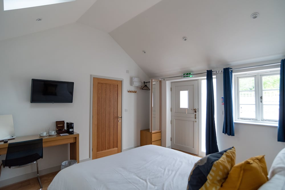Deluxe Double Room, Ensuite, Courtyard View