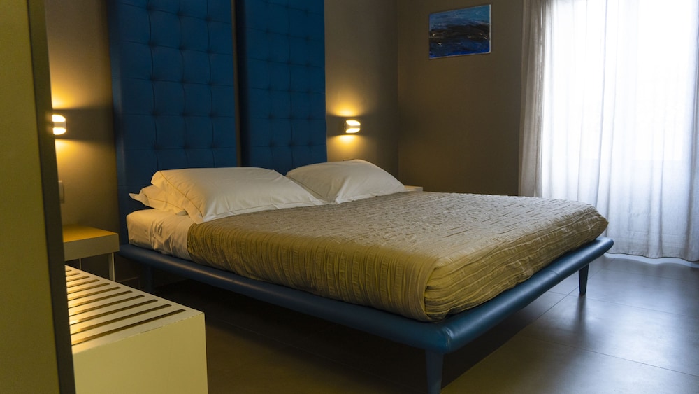 Luxury Suite, 1 King Bed, Jetted Tub, Tower photo 3