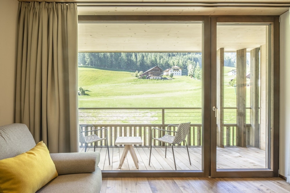 Deluxe Suite, 1 Queen Bed, Non Smoking, Garden View photo 2
