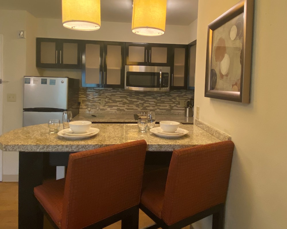 Suite, 2 Bedrooms, Kitchen - Photo 12