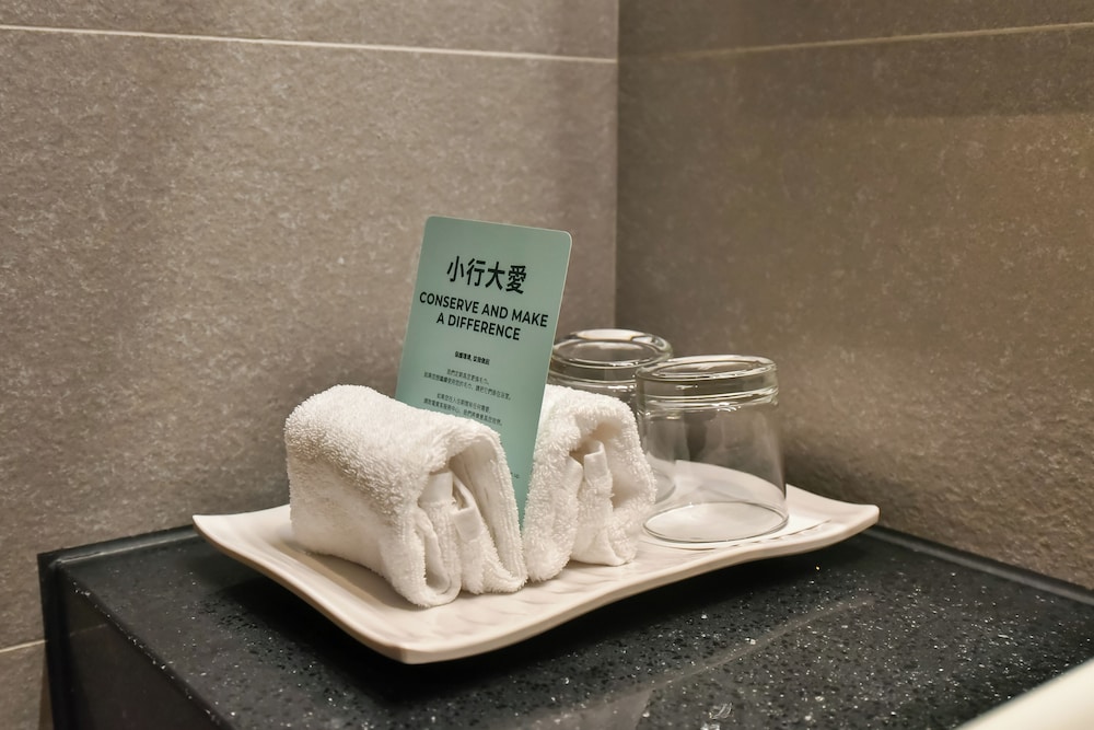 Standard Room, Multiple Beds, City View (High Floor) photo 3