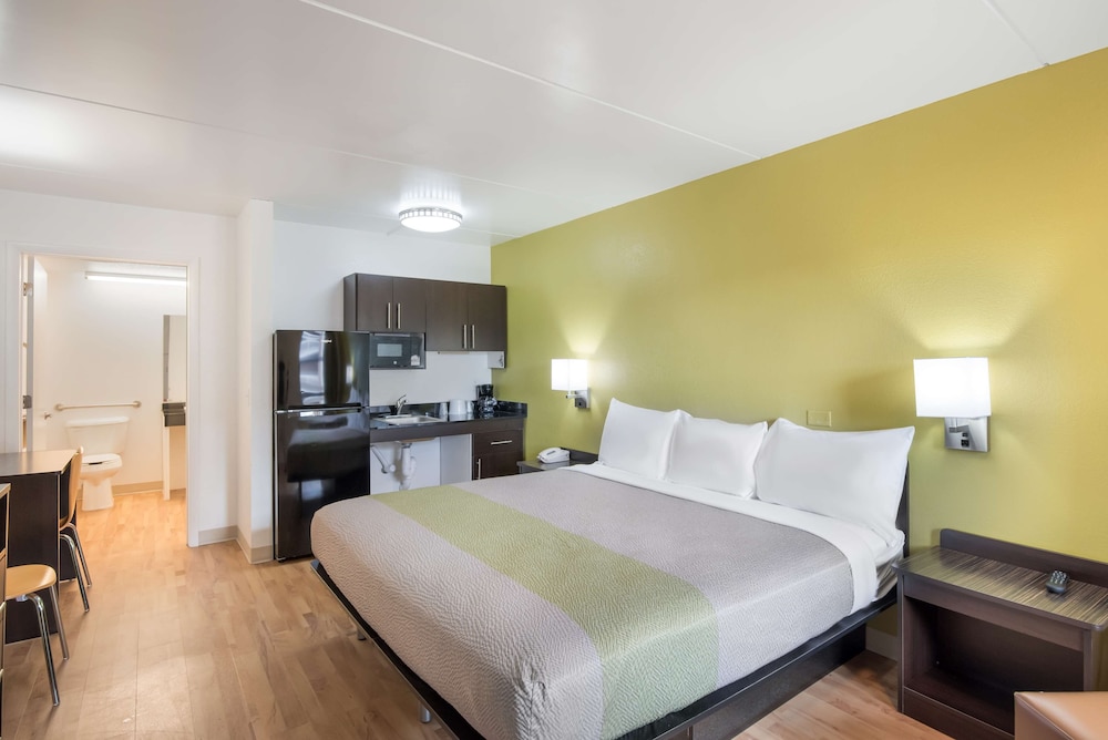 Deluxe Room, 1 King Bed, Non Smoking, Kitchenette photo 1