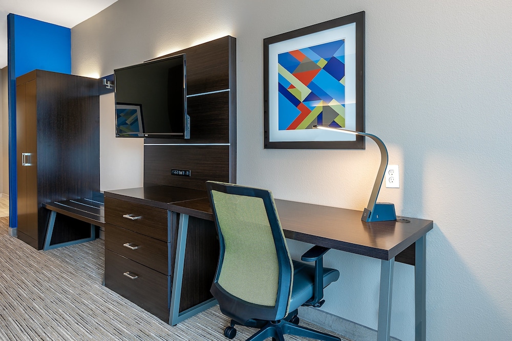Suite, 1 Bedroom - Photo 1