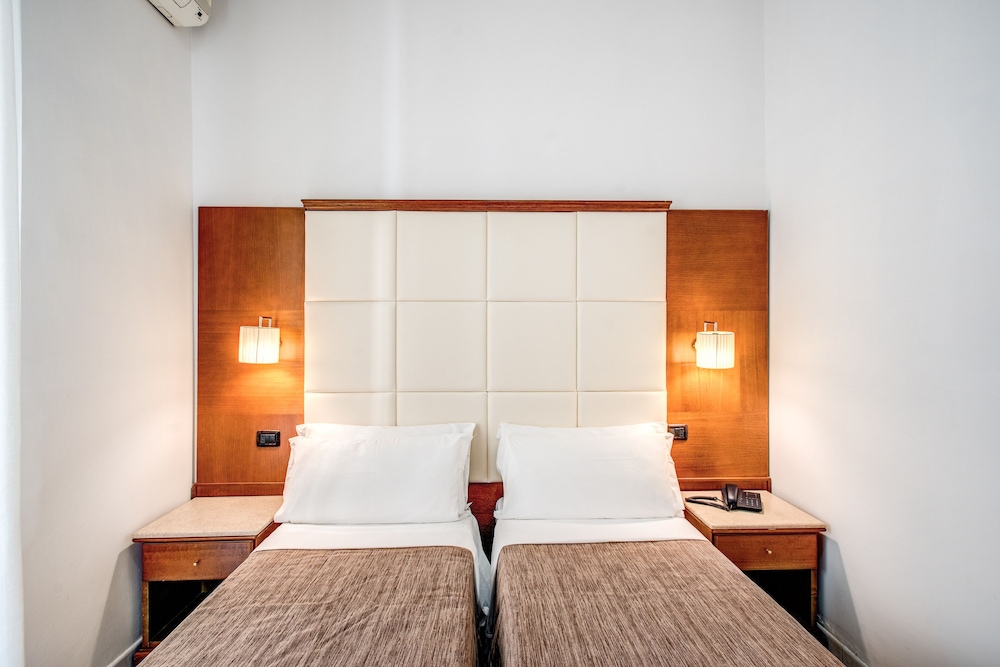 Standard Double or Twin Room - Photo 7