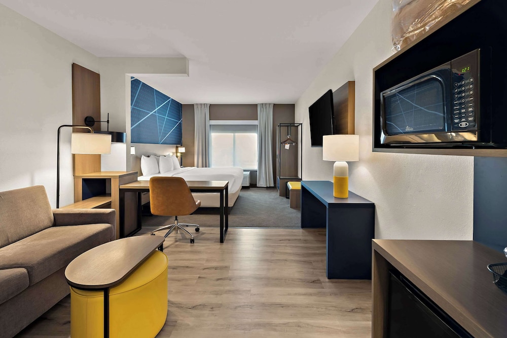 Executive Suite, 1 King Bed, Non Smoking - Photo 1