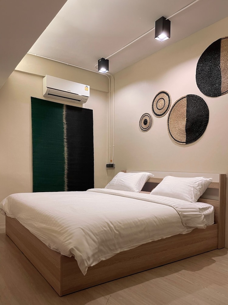 Deluxe Room, 1 King Bed, Non Smoking, Private Bathroom