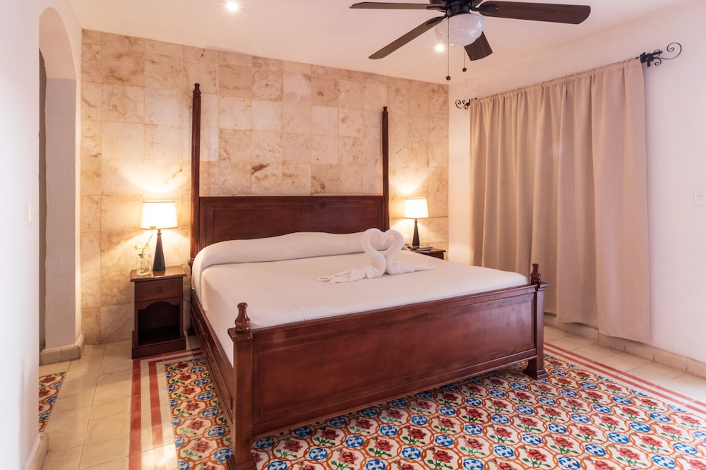 Deluxe Room, 1 King Bed, Non Smoking, Pool View photo 1