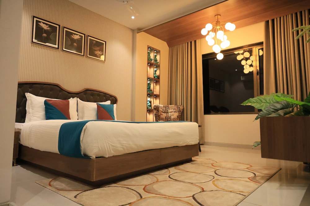 Executive Suite - Photo 1