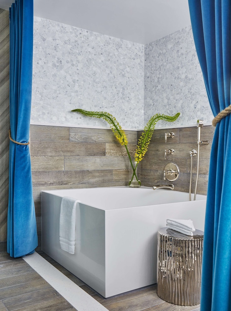 Bi-Level Bungalow Suite, 1 King Bed with Sofa bed, 2 Bathrooms - Photo 13