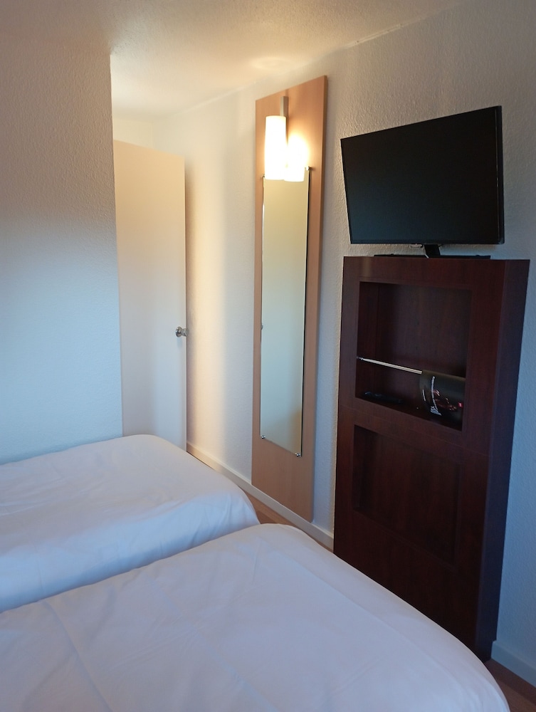 Standard Room, 2 Twin Beds - Photo 7
