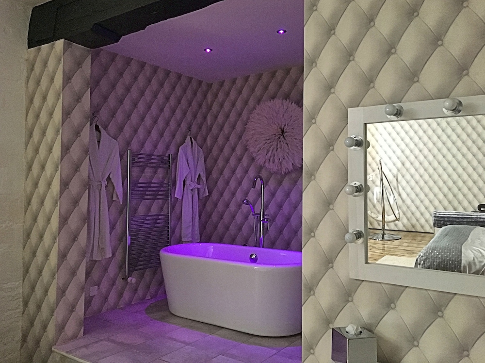 Swan Suite with private spa and garden photo 2