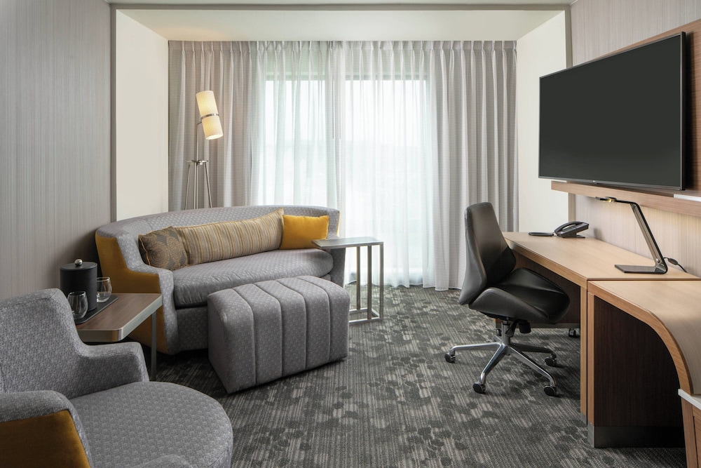 Suite, 1 Bedroom - Photo 1