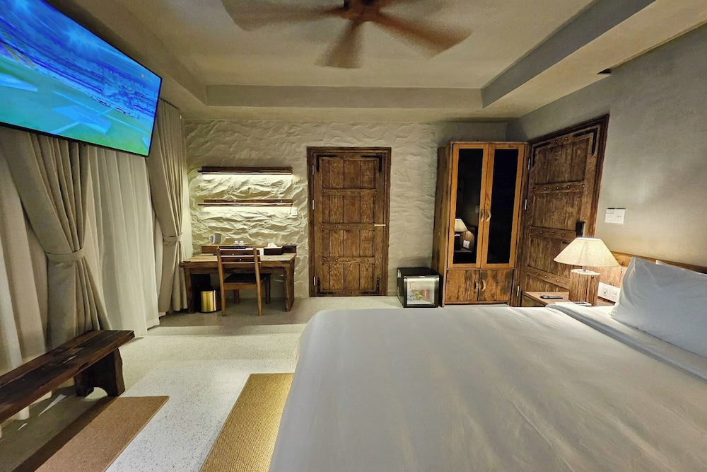 Deluxe Queen Room - Photo 8