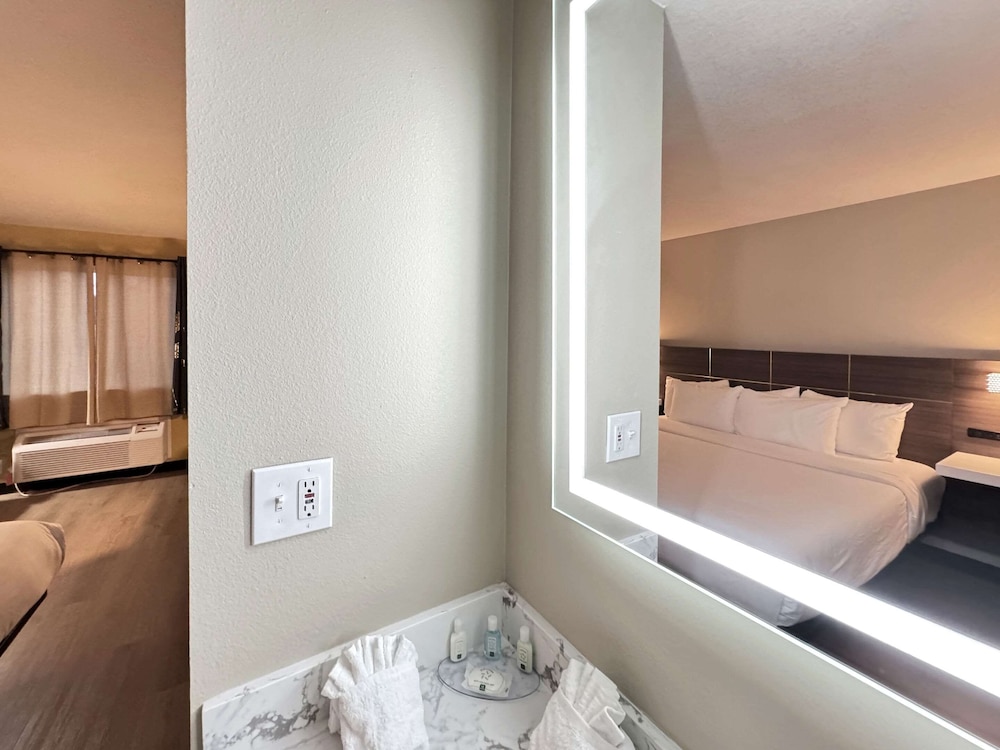Room, 1 King Bed, Accessible, Non Smoking - Photo 1