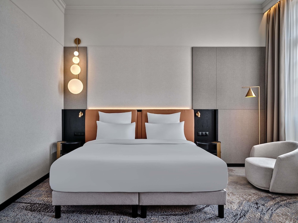 Deluxe Room, 1 King Bed photo 1