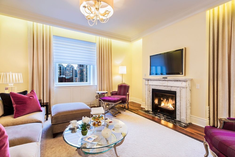 Suite, 1 King Bed, Fireplace thumbnail 5