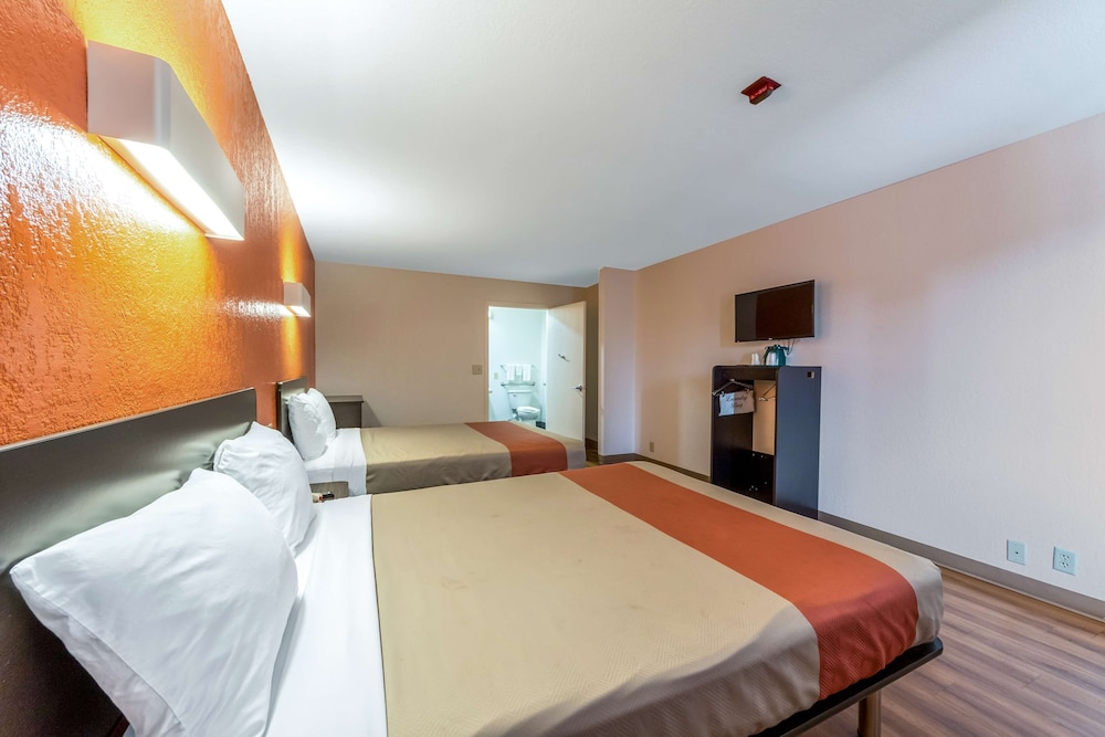 Standard Room, 2 Queen Beds, Non Smoking - Photo 6