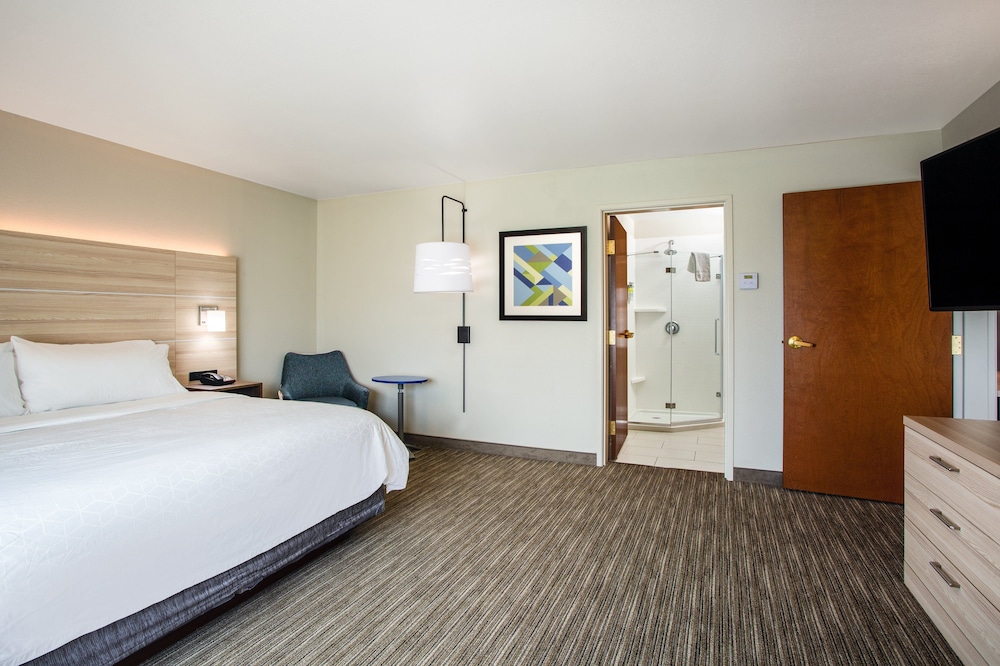 Suite, 2 Bedrooms - Photo 2