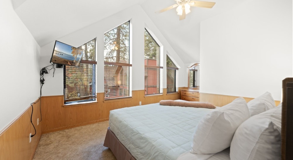 Comfort Condo, 2 Bedrooms, Fireplace photo 3