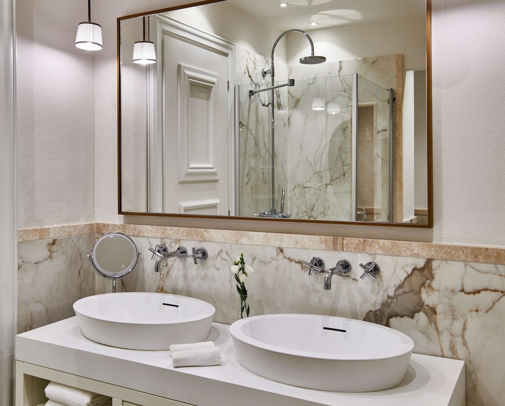 Junior Suite, 1 King Bed, Accessible, Jetted Tub thumbnail 6