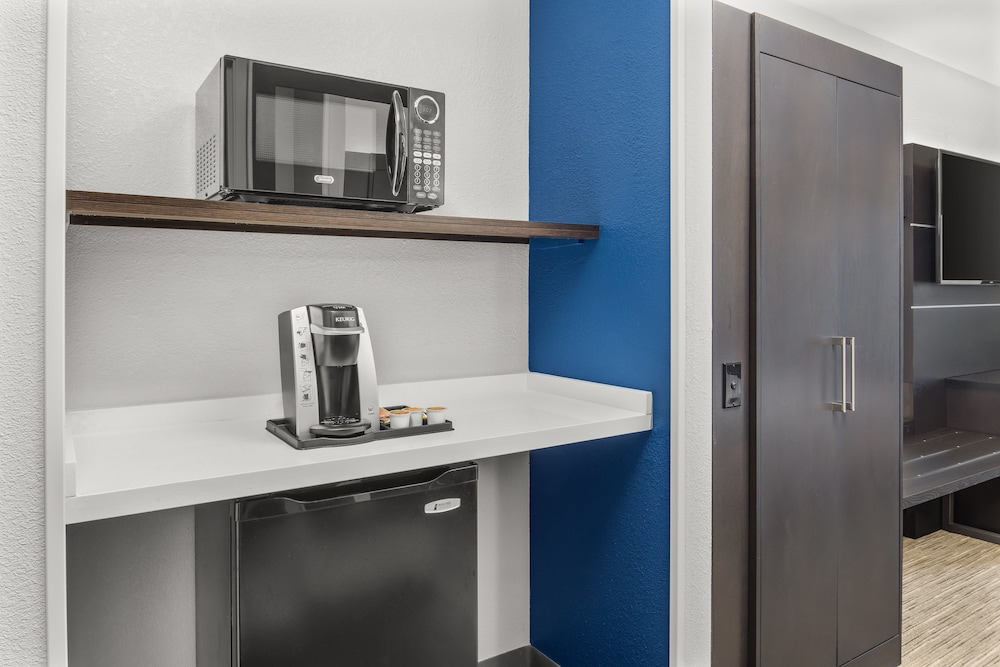 Suite, 1 King Bed, Accessible (Communication, Mobil, Transfer Shower) - Photo 4