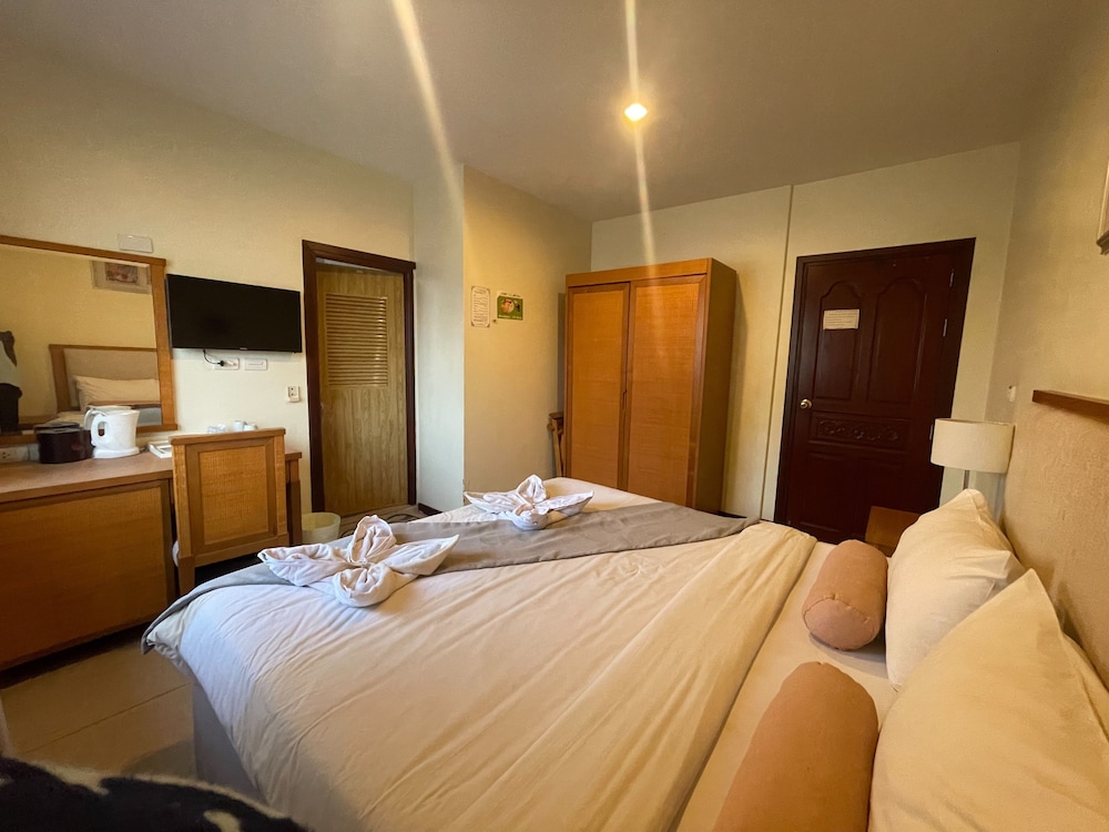 Economy Room thumbnail 6