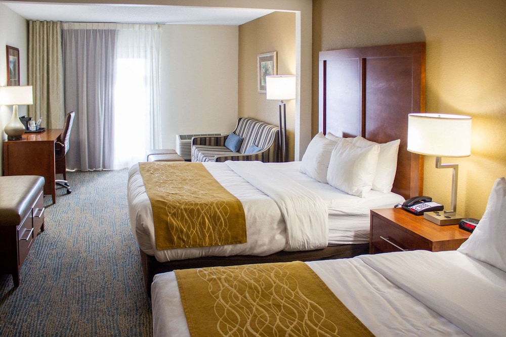 Room, Multiple Beds, Non Smoking (Upgrade) photo 3