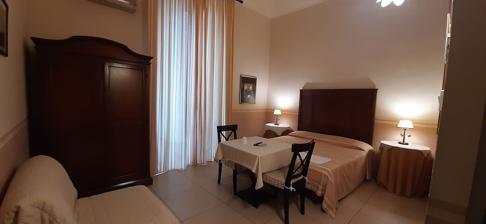 Standard Double Room - Photo 4