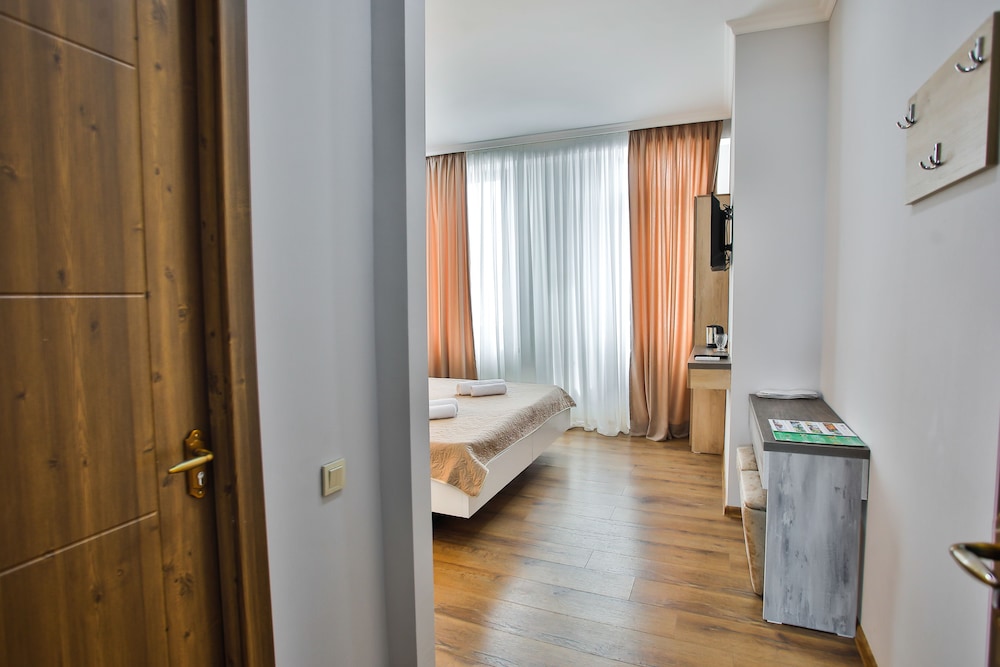 Large Double or Twin Room, Multiple Beds, Non Smoking photo 3