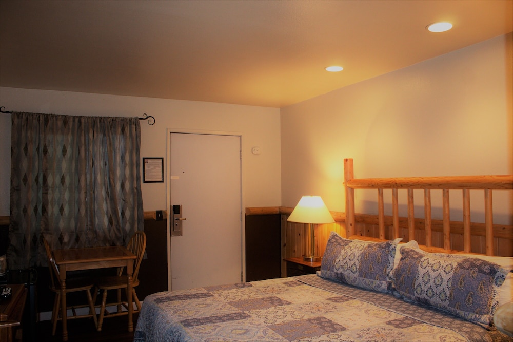 Standard Room, 1 King Bed photo 2