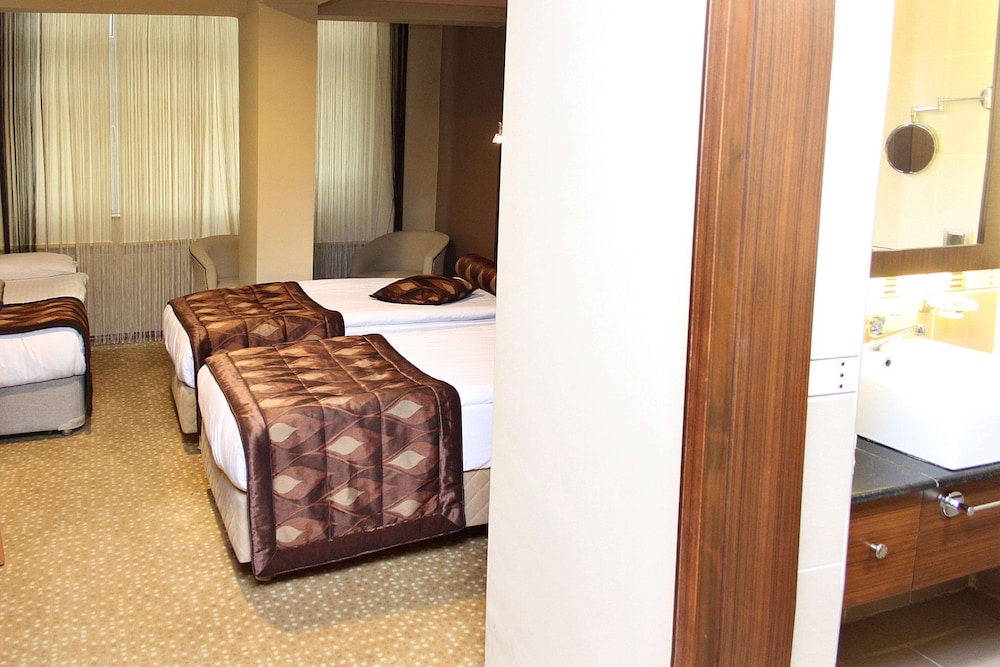 Standard Triple Room thumbnail 6