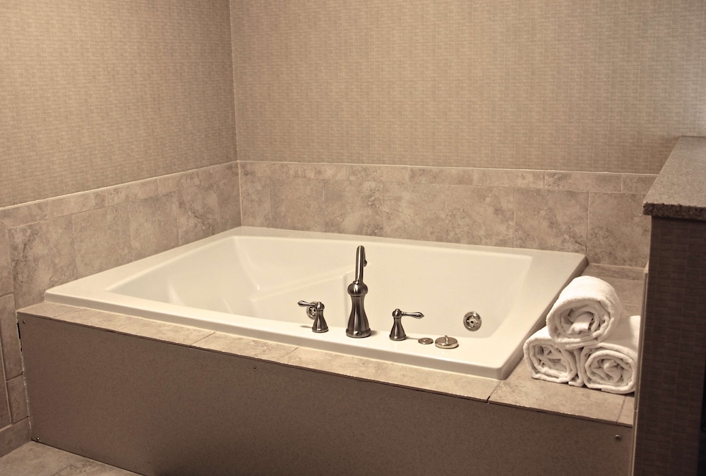 Executive Suite, 1 King Bed, Non Smoking, Jetted Tub - Photo 3