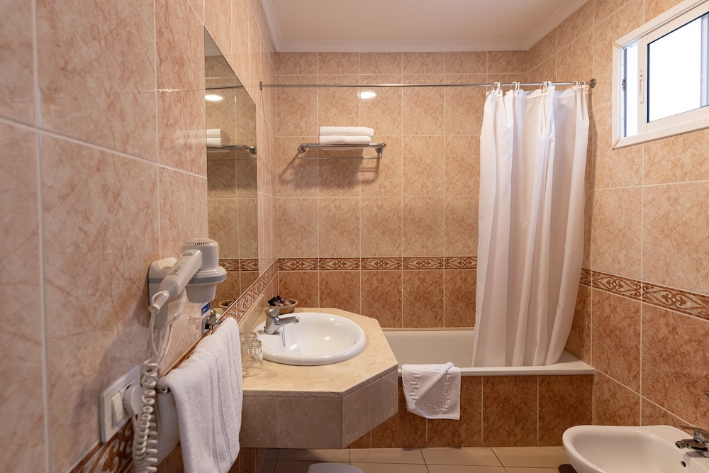 Double room with french balcony - Photo 9