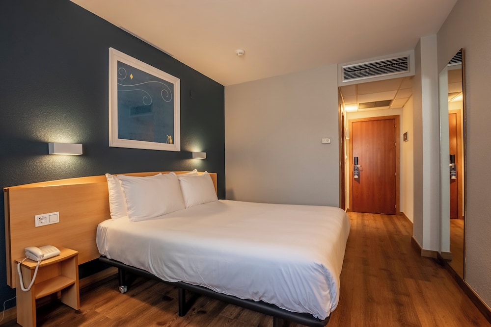 Room - Photo 15