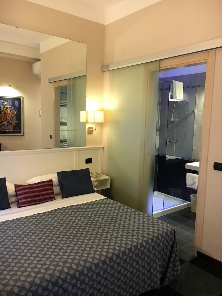 Standard Double Room - Photo 3