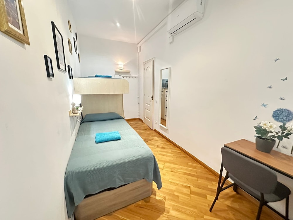 Twin Room, Shared Bathroom photo 3