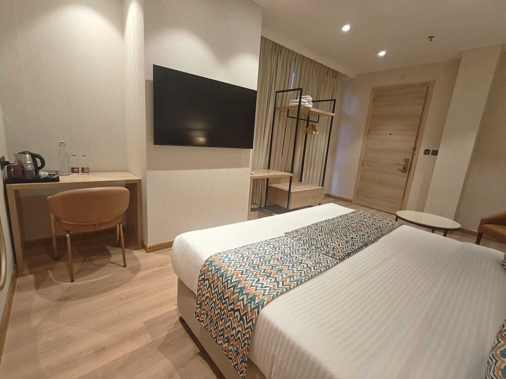 Basic Studio, 1 Queen Bed, Balcony, Ocean View photo 3