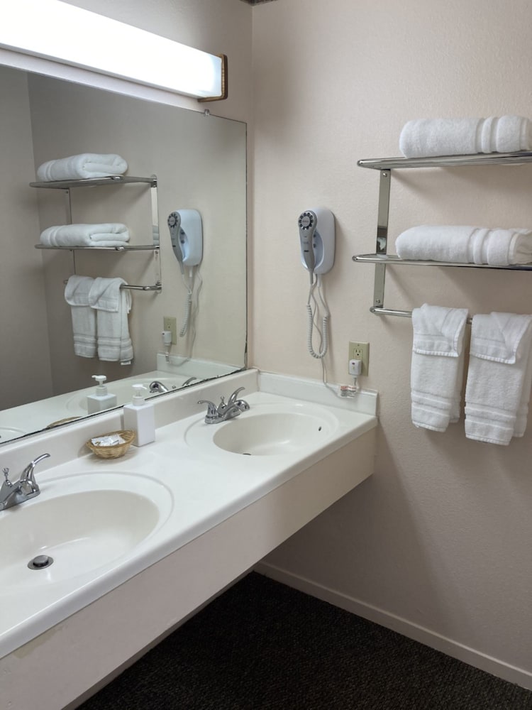 Standard Room, 2 Queen Beds, Non Smoking - Photo 16