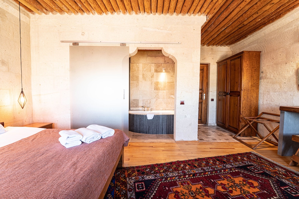 Panoramic Suite, Bathtub, Valley View - Photo 4