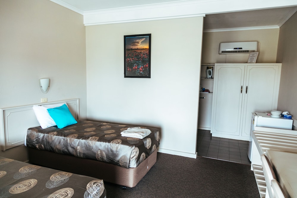 Queen Plus Single Room photo 3
