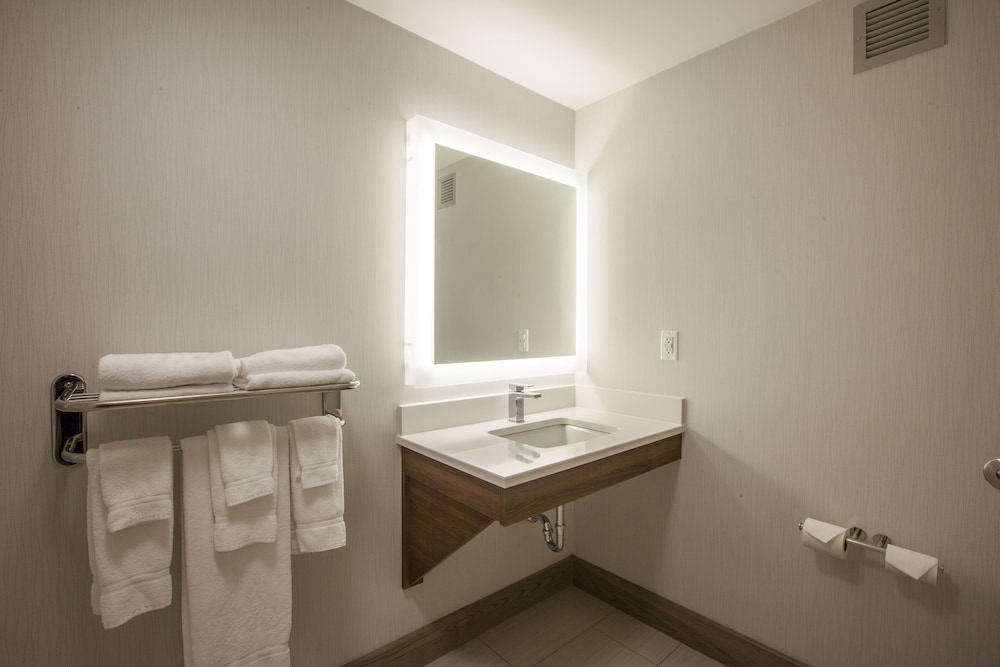 Suite, 1 King Bed - Photo 2