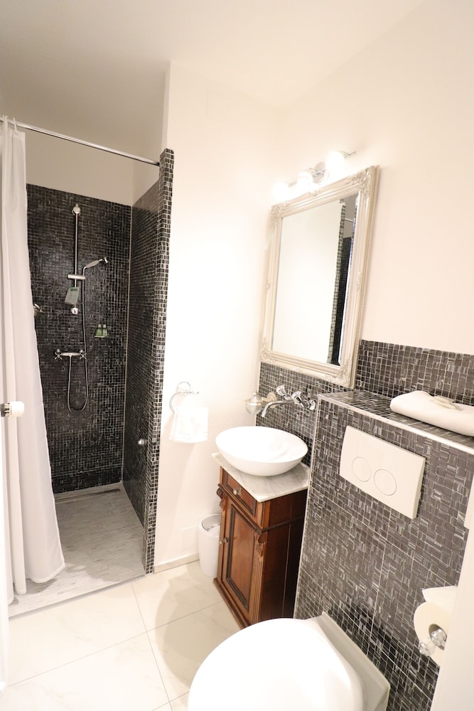 Economy Double Room - Photo 8