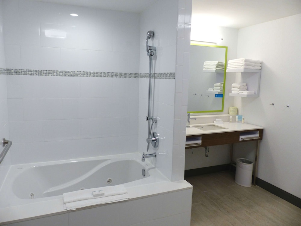 Room, 1 King Bed, Accessible, Bathtub (Mobility & Hearing) photo 2