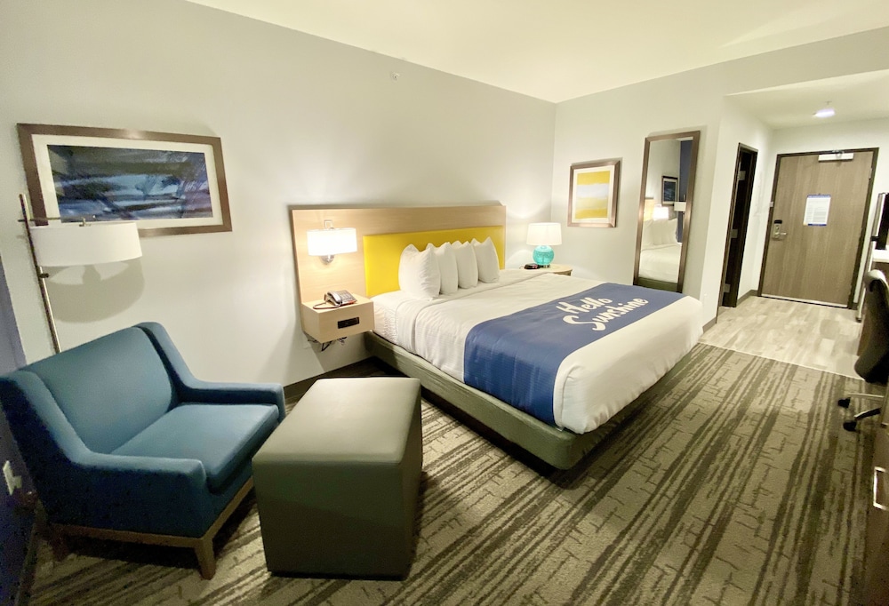 Room, 1 King Bed, Non Smoking - Photo 2