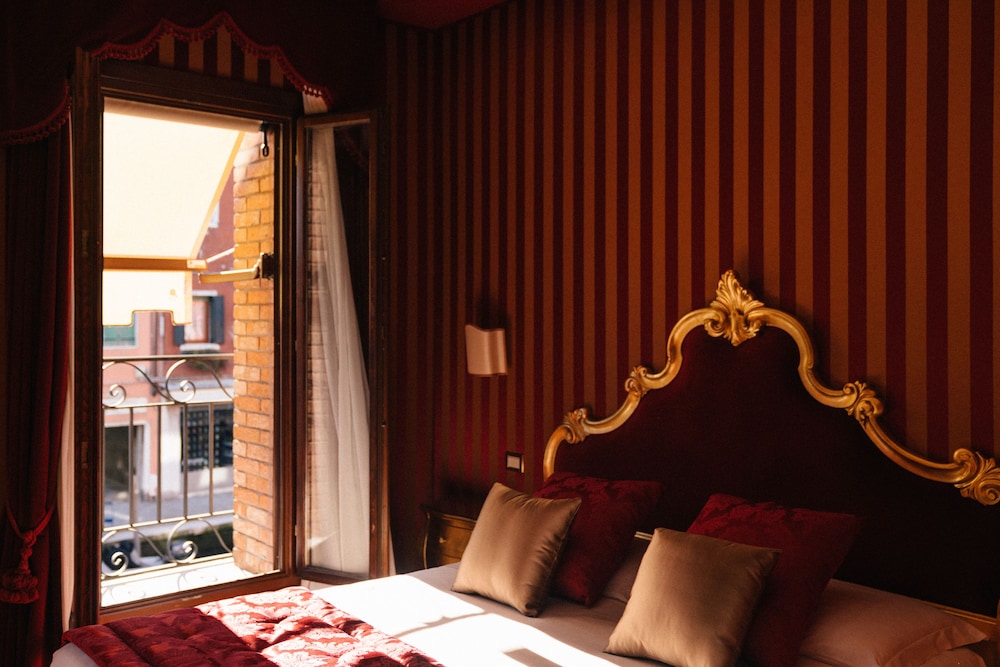 Deluxe Double Room with Canal View photo 1