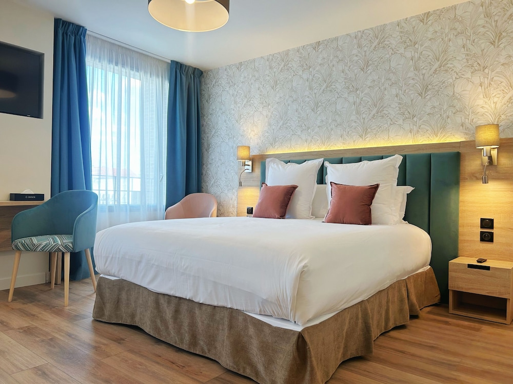 Suite, 1 Queen Bed, City View