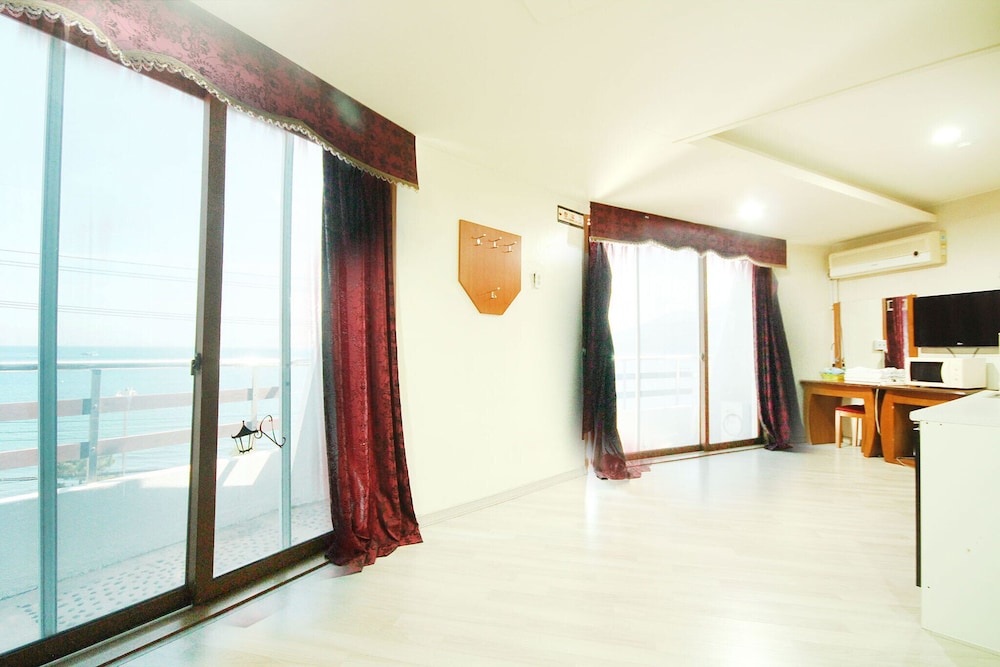 Room (Group Room )