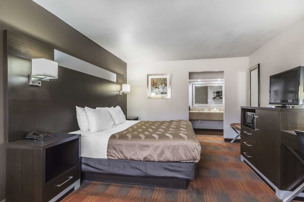 Standard Room, 1 King Bed, Non Smoking photo 1