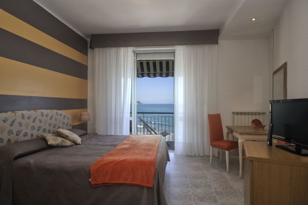 Double or Twin Room, Balcony, Sea View photo 2