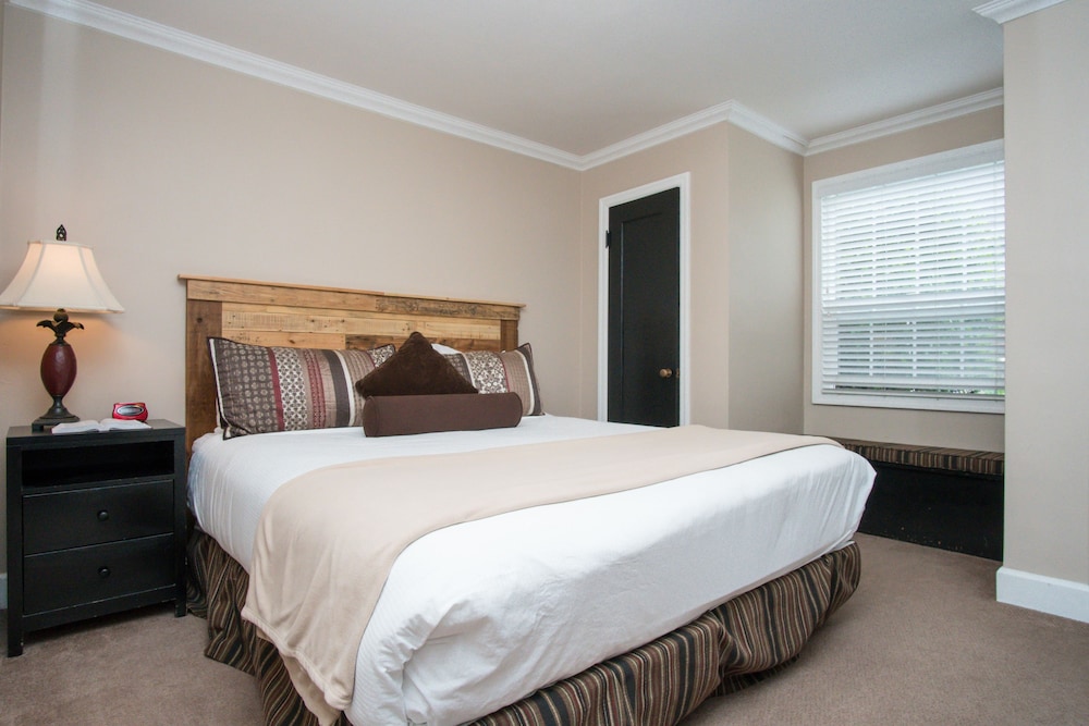 Basic Suite, 1 King Bed, Kitchen photo 1